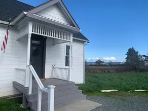 Warm, Historic Home with Bay View & Near Beaches - Image 4