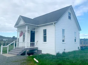 Warm, Historic Home with Bay View & Near Beaches - Image 3