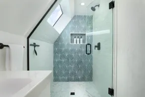 Walk to UF! Historic King Bed Loft w/ Private Deck - Image 3