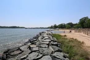 Captain's Retreat! Newly Renovated - few steps from the beach! - Image 2