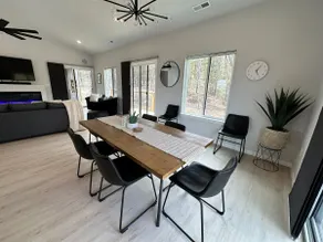 Scandinavian Lake House Sleeps 12 & Pool - Image 4