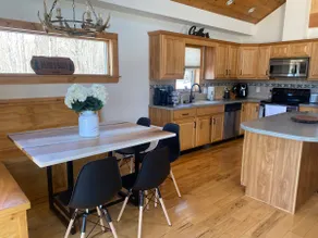 Family Mountain Log home Newly Renovated Getaway - Image 5