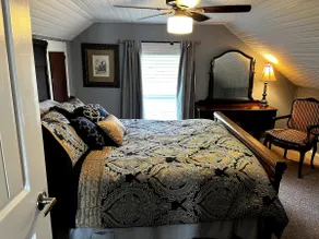 Elegant home that sleeps 5 & Fire Pit- Has it all! - Image 3