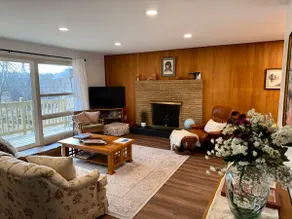 Anchorage Cozy Mid-Century Cottage - Image 5