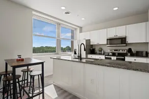 Charming 2 BED 2 BATH with free parking.APT 42 - Image 3