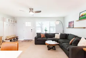 Newly Remodeled River Home Close to the Airport - Image 4