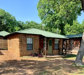 Adorable 1 bedroom cabin with free on-site parking - Image 5