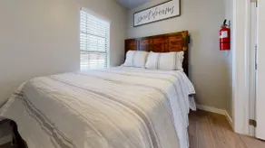 Adorable 1 bedroom cabin with free on-site parking - Image 3