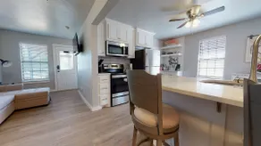 Adorable 1 bedroom cabin with free on-site parking - Image 2