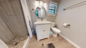 Adorable 1 bedroom cabin with free on-site parking - Image 4