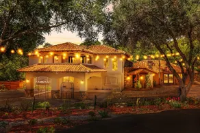 The Wine Away-Large Home w/Jacuzzi - Image 2