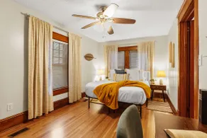 Cute & Cozy Carriage House Short Walk to Downtown - Image 3