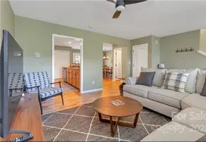 Cheerful 3-bedroom home nestled in the mountains - Image 4