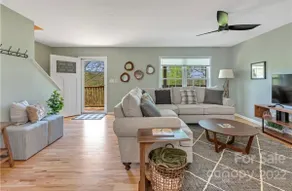 Cheerful 3-bedroom home nestled in the mountains - Image 5