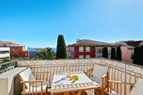 04. Bright apartment with balcony and sea view, close to the beach - Image 2