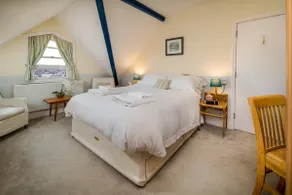 3BRM penthouse, Cowes, ferry discount, parking - Image 2
