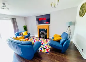 Mayfair Place - Cosy 3 Bedroom House with Free Parking - Image 2