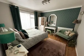 Cluedo House - 5 Bedroom Spacious House & Parking - Image 2