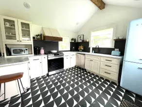 Modern newly renovated whole house BEST location! - Image 3