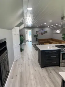 Large adorable 1 bedroom loft with ocean frontage - Image 2