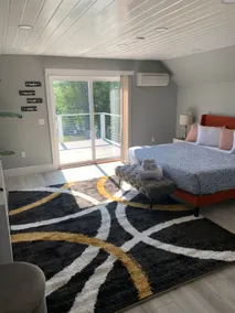 Large adorable 1 bedroom loft with ocean frontage - Image 3