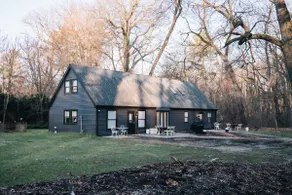 Charming 2BR/2BA Cottage with Full Kitchen & Patio - Image 2
