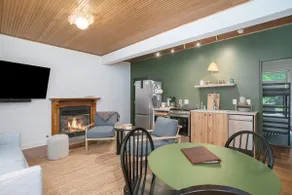 Large Two Bedroom, King + Bunks, Family Getaway - Image 2