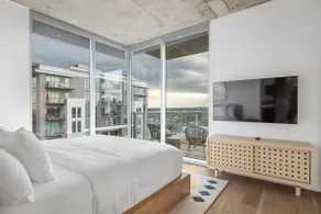 Longhorn Penthouse * Mins from Rainey, 6th St - Image 3