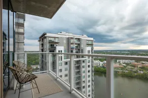 Longhorn Penthouse * Mins from Rainey, 6th St - Image 4