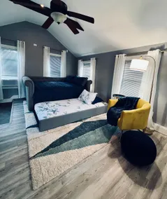Contemporary cottage minutes from the heart of town! - Image 2