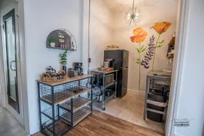 Chic Downtown | Close to Hospitals & Food Trucks - Image 2