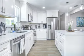 Lovely Modern POOL home. 13 mins to the Beach! - Image 2