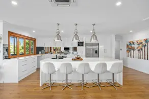 Broadbeach Bungalow - Heated Pool - Sleeps 7 - Image 4