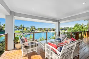 Broadbeach Bungalow - Heated Pool - Sleeps 7 - Image 2