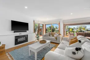 Broadbeach Bungalow - Heated Pool - Sleeps 7 - Image 3