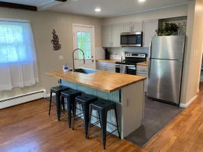 Cozy cottage with pool, walking distance to lake - Image 3