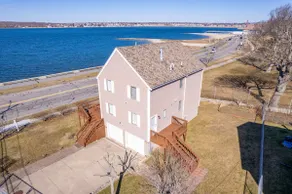 Beach front 3-bedroom home with garages - Image 5
