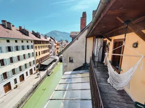 Loft in heart of Annecy with balcony over river - Image 3
