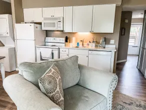 Walk-in 1 BDRM Condo w/ water view - Image 3