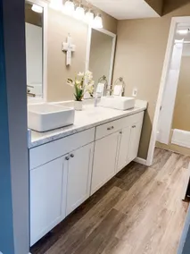 Walk-in 1 BDRM Condo w/ water view - Image 2
