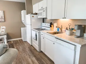 Walk-in 1 BDRM Condo w/ water view - Image 4