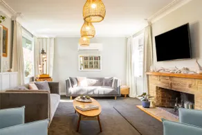 5mins to Mona, Stunning Waterfront Home & Garden - Image 3