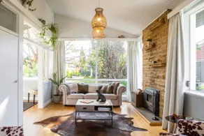 5mins to Mona, Stunning Waterfront Home & Garden - Image 4