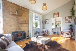 5mins to Mona, Stunning Waterfront Home & Garden - Image 5