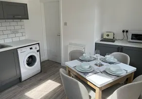 Fully refurbished modern ground floor 2 bed apartment. 700 yards from the beach❤ - Image 4