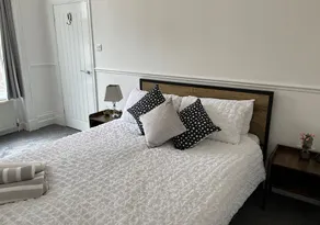 Fully refurbished modern ground floor 2 bed apartment. 700 yards from the beach❤ - Image 5