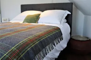 Stylish 2-bedroom apartment with Mt Sutton view - Image 3