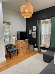 Remodeled historic cottage, 2-min walk to downtown. - Image 4