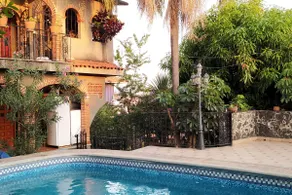 YEYE cottage full of life with heated pool. - Image 3