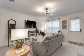 Charming Townhome, 3 beds, 2.1 baths, 2 car garage - Image 3